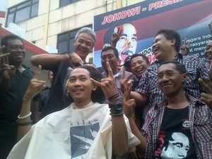 Euforia Kemenangan Jokowi Meriah, Ganjar Ikut Cukur Gundul Relawan