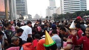 Sambil Rayakan Kemenangan, Relawan Jokowi-JK Berebut Takjil Buka Puasa