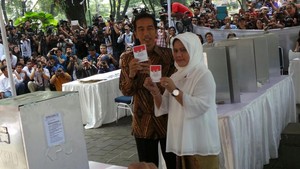 Nyoblos di Menteng, Jokowi dan Istri Salam 2 Jari Bertinta