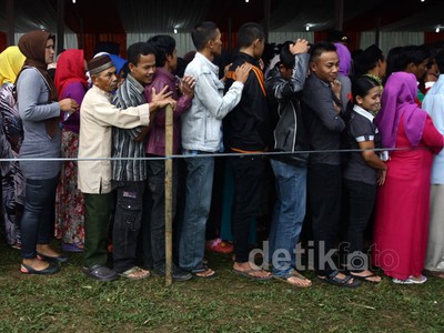 Antusiasme Warga di TPS 02 Bojong Koneng
