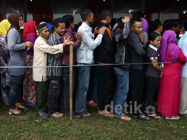 Antusiasme Warga di TPS 02 Bojong Koneng