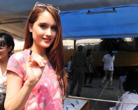 Pertama Kali Nyoblos, Tangan Cinta Laura Berlumuran Tinta