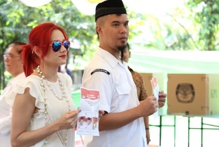 Nyoblos, Ahmad Dhani Ditemani Mulan Jameela