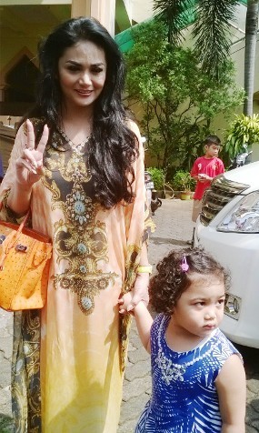 Lucunya Amora Temani Krisdayanti Nyoblos