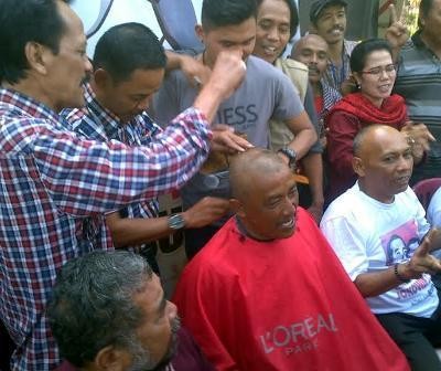Rayakan Kemenangan, Relawan Jokowi-JK di Malang Cukur Gundul