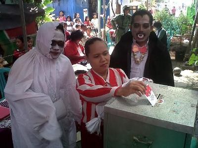 Hiiii... Warga Moro Krembangan Nyoblos Ditemani Pocong
