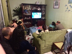 Nobar Penuh Kehangatan Bersama Warga Brasil di Favela Diadema