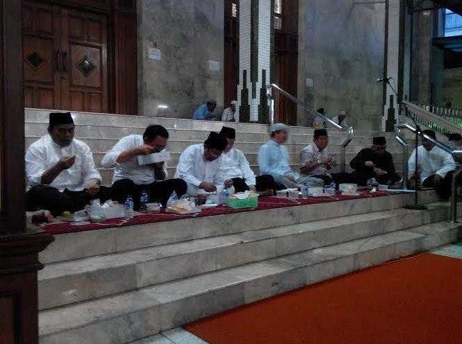 Kala Ahok Lahap Berbuka Puasa di Teras Masjid Agung Sunda Kelapa