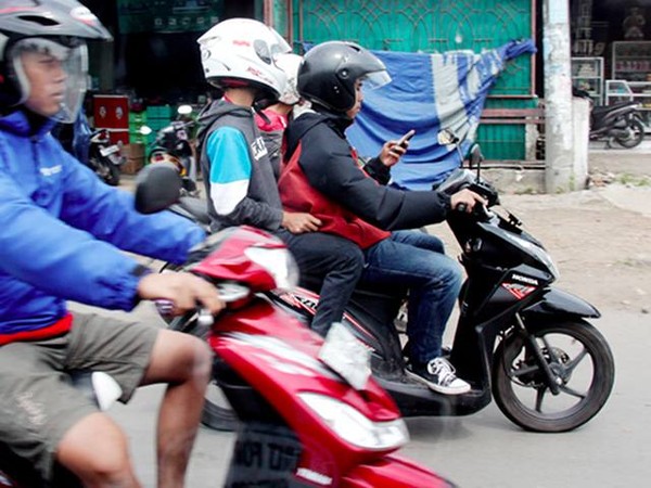 Asyik Mengetik SMS