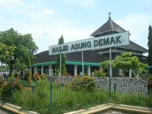 Wisata Religi Ramadan, Ziarah ke Makam Wali Songo