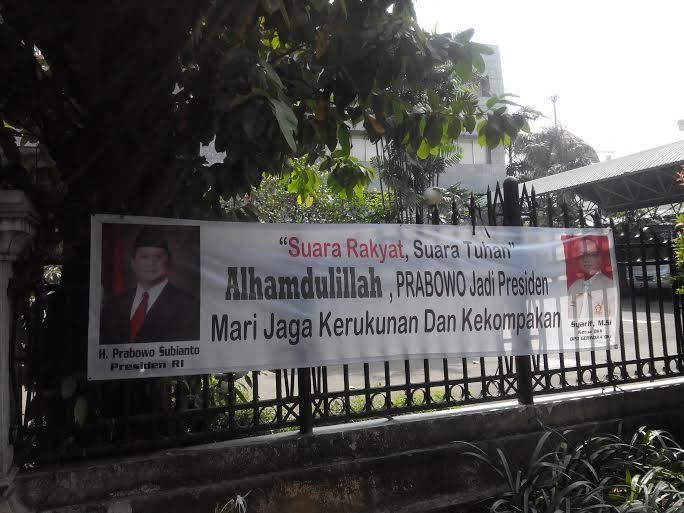 Alhamdulillah, Prabowo Jadi Presiden Terpasang di Pagar DPRD DKI