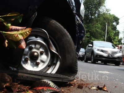 Kijang Tabrak Pembatas Jalan di Sam Ratulangi