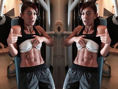 Agnez MO Pamer Perut Six Pack