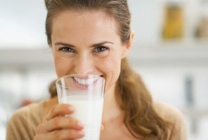 Minum Susu Khusus Ibu Menyusui Saat Puasa, Perlukah?