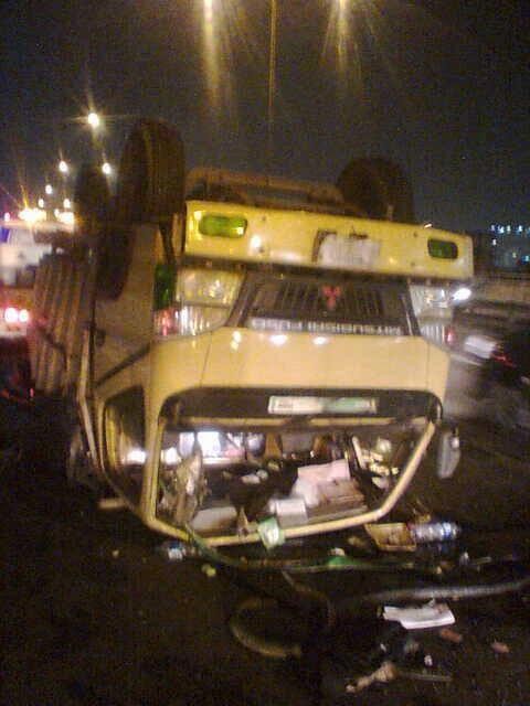 Pecah Ban, Truk Terbalik di Tol Kebon Nanas