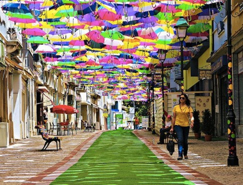 Lucunya, Puluhan Payung Warna Warni Hiasi Langit Portugal