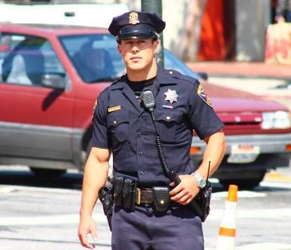 Wajah Tampan dan Tubuh Atletis Buat Polisi Amerika Ini Populer di Facebook  - Halaman 2