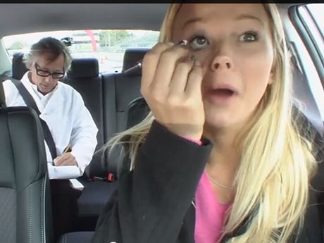 Ingat, Bahaya Berdandan Sambil Nyetir