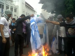 Kecam Serangan Brutal ke Gaza, Ratusan Warga Yogya Bakar Bendera Israel