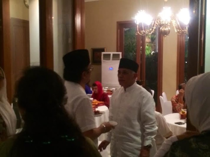 Salat Tarawih di Masjid Kwitang, Hatta dan Ical Disambut Marawis