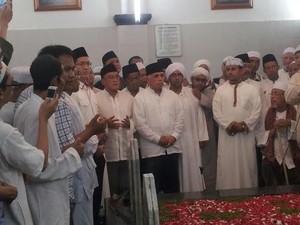 Usai Tarawih, Hatta ziarah ke Makam Habib Ali Al Habsyi