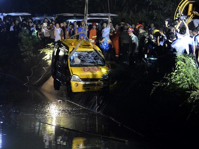 Bus Sekolah Jatuh ke Waduk, 8 Anak TK Tewas