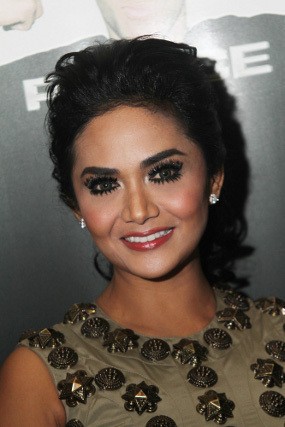 Krisdayanti Hadiahi Aurel Sepatu dari Jerman