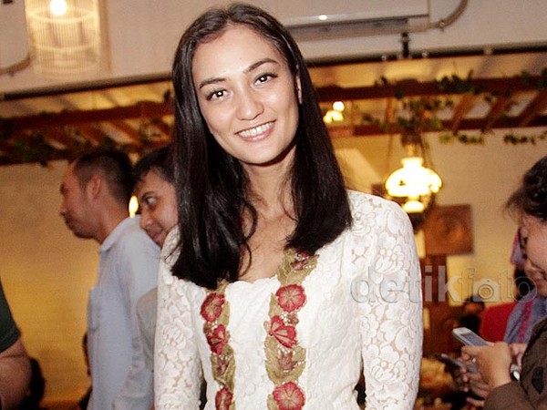 Atiqah Hasiholan Cantik Berkebaya