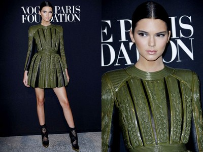 Strike a Pose! Kendall Jenner di Paris Fashion Week