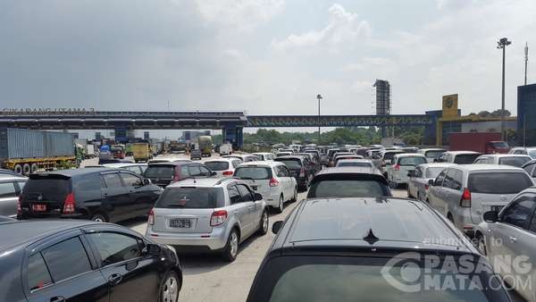 Truk Tabrak Rambu di Tol Cikarang, Macet Hingga 26 Km
