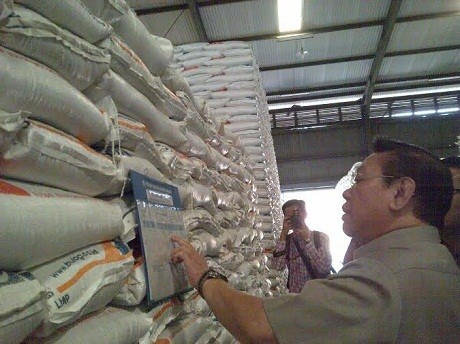 Antisipasi Kekurangan Beras, Menko Kesra Kunjungi Gudang Bulog di Bandung
