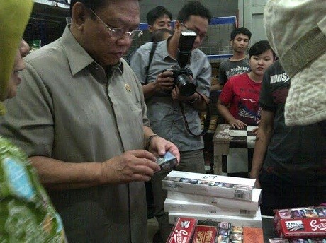 Menko Kesra Sidak ke Agen Distributor Cek Kemasan Rokok