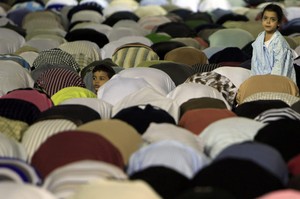 Usia Berapa Anak Diajarkan Salat Dibawa ke Masjid?