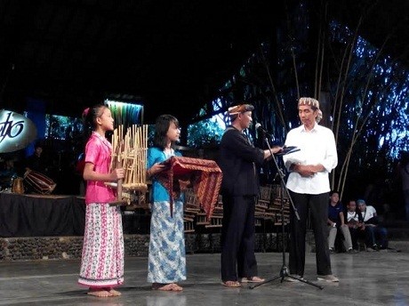 Mampir ke Saung Angklung Udjo, Jokowi Disambut Lagu Indonesia Raya