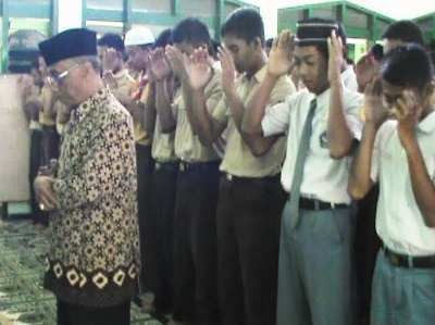 Ratusan Pelajar MAN Tlogo Blitar Gelar Salat Gaib Bagi Palestina