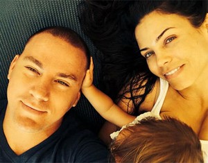 Bantah Gosip Cerai, Channing Tatum Foto Selfie dengan Istri & Anak