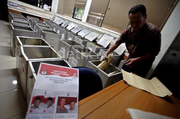 Saksi Kubu Prabowo-Hatta Tolak Hasil Rekapitulasi Suara Kecamatan Menteng