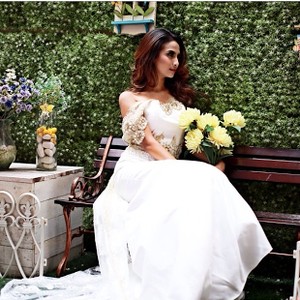 Pose dengan Baju Pengantin, Vanessa Angel Sudah Dilamar Didi?