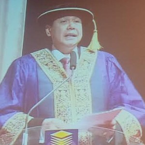 Terima Gelar Doktor HC dari Malaysia, CT Menangis Terharu