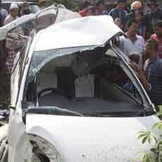 Xenia Putih Diseruduk KA Logawa, Pengemudi Tewas di Lokasi