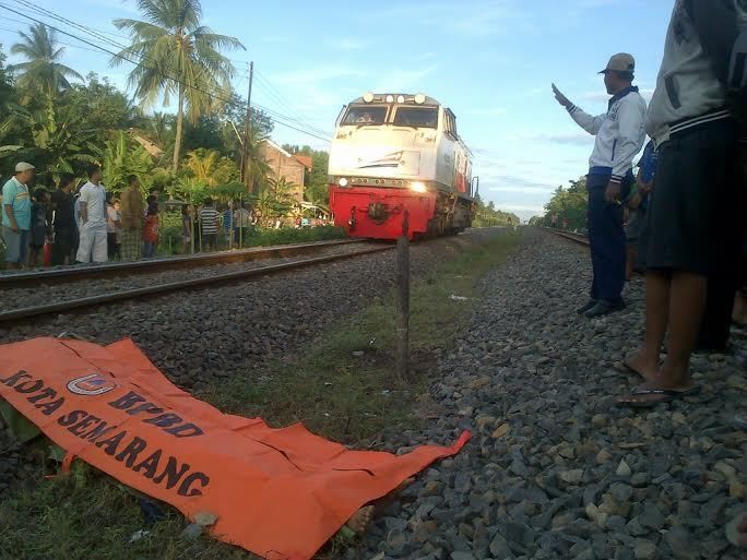 3 Remaja Berboncengan Motor Tewas Ditabrak KA Argo Anggrek di Semarang