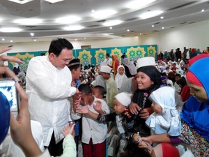 Bagikan Kartu Nama ke Anak Yatim, Ahok: Jangan Sungkan SMS Saya