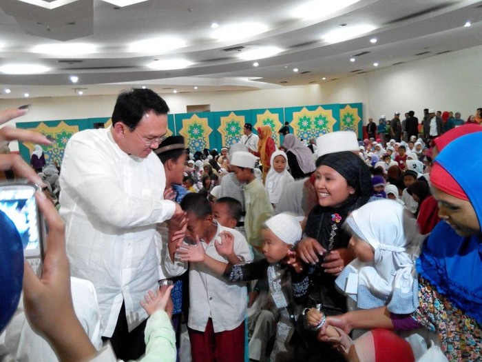 Bagikan Kartu Nama ke Anak Yatim, Ahok: Jangan Sungkan SMS Saya