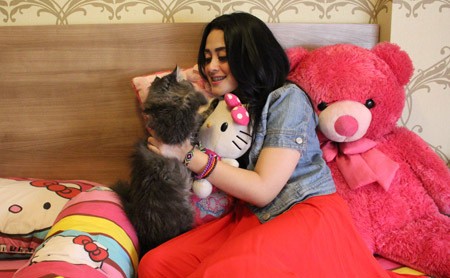 Koleksi Serba Pink di Apartemen Selvi Kitty