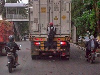 Kejadian ini diabadikan di sekitar wilayah Cengkareng, Jakarta beberapa waktu lalu. Arus Lalu Lintas yang relatif lancar membuat truk melaju cepat. (Foto Frans Gustav)