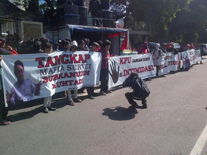 Mahasiswa Demo di Depan KPU, Jalan Imam Bonjol Ditutup