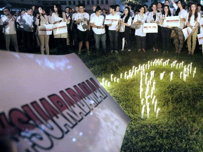 Aksi Menyalakan Lilin untuk Indonesia Damai