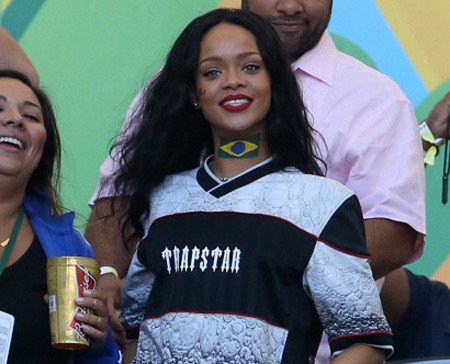 Jerman Menang, Rihanna Pamer Bra