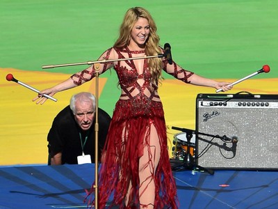 Shakira Tampil Seksi di Penutupan Piala Dunia