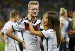 Montana Yorke turun ke lapangan untuk mengucapkan selamat kepada kekasihnya, Andre Schuerrle. Darren Staples/Reuters/detikFoto.